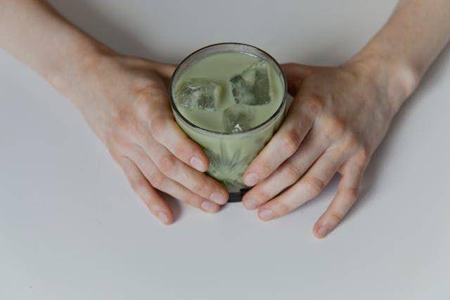 Ilustrasi iced matcha latte (pexels.com/Darina Belonogova)