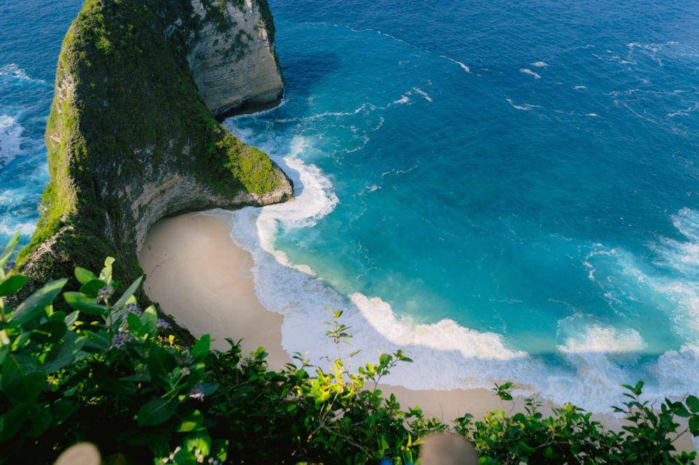 Pantai Kelingking (pexels.com/Dee Onederer)