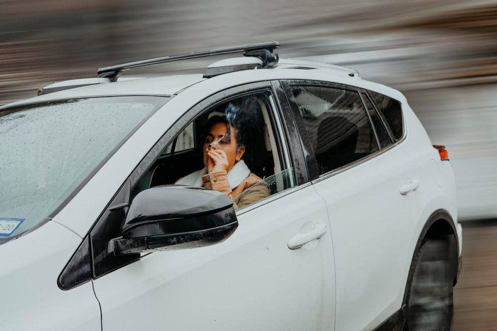 ilustrasi seseorang yang mengendarai mobil sambil merokok (pexels.com/Elsa Olofsson)