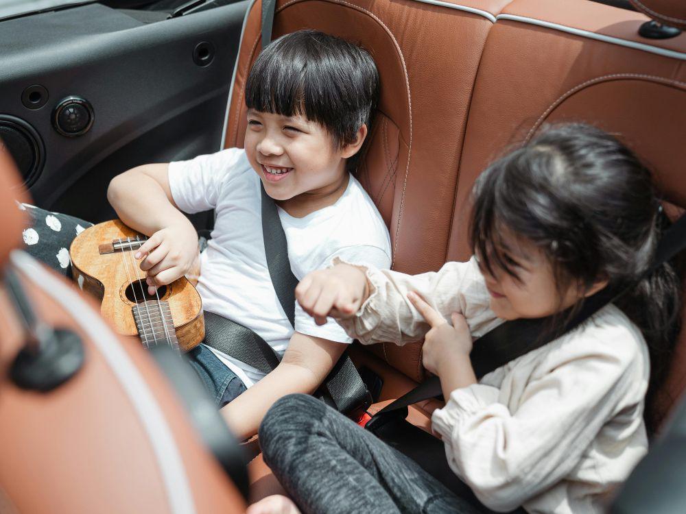 ilustrasi anak dalam mobil (pexels.com/Ketut Subiyanto)