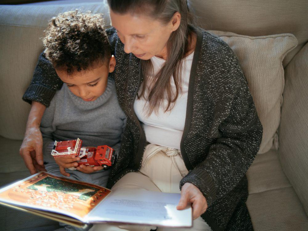 ilustrasi ibu dan anak membaca buku (pexels.com/Mikhail Nilov)