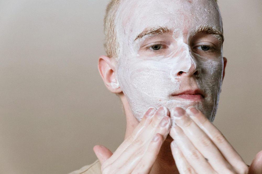 5 Cara Cuci Muka yang Benar untuk Pria, Wajib Paham!