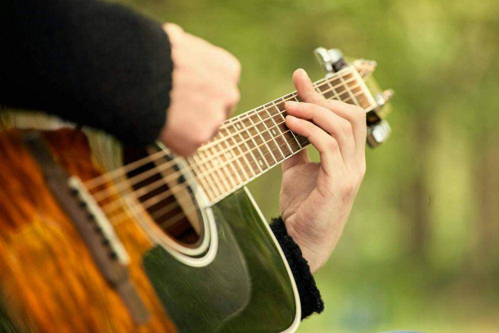 ilustrasi sedang bermain gitar (pexels.com/Siarhei Dalivelia)