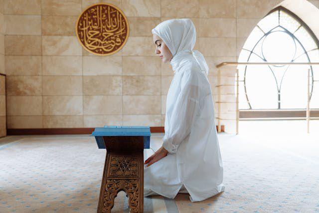 ilustrasi membaca Al-Quran (pexels.com/Thirdman)
