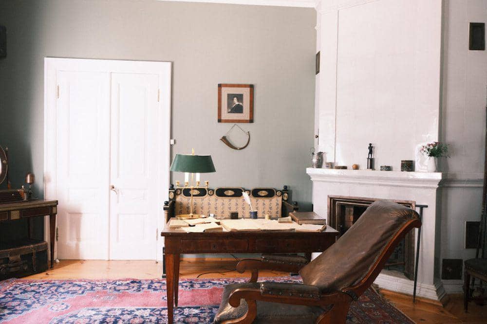 ilustrasi rumah bergaya victorian (pexels.com/Михаил Крамор)