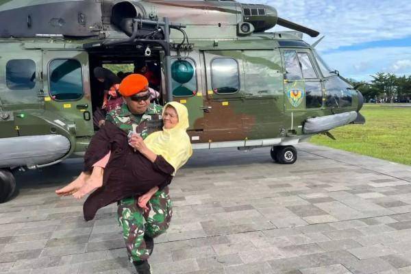 Aksi prajurit TNI Angkatan Udara (AU) mengevakuasi korban banjir dari desa terisolasi di Kabupaten Luwu, Sulawesi Selatan pada awal Mei 2024. (Dokumentasi TNI AU)