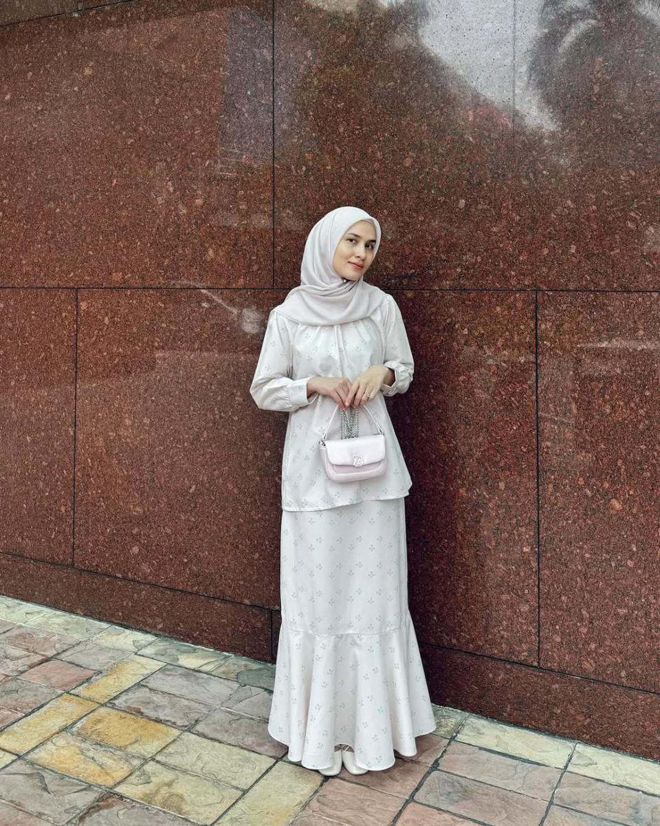 inspirasi OOTD Lebaran pakai one set ala selebgram hijab (instagram.com/dwihandaanda)