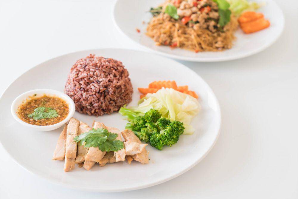 ilustrasi nasi merah dan ayam panggang (freepik.com/topntp26)