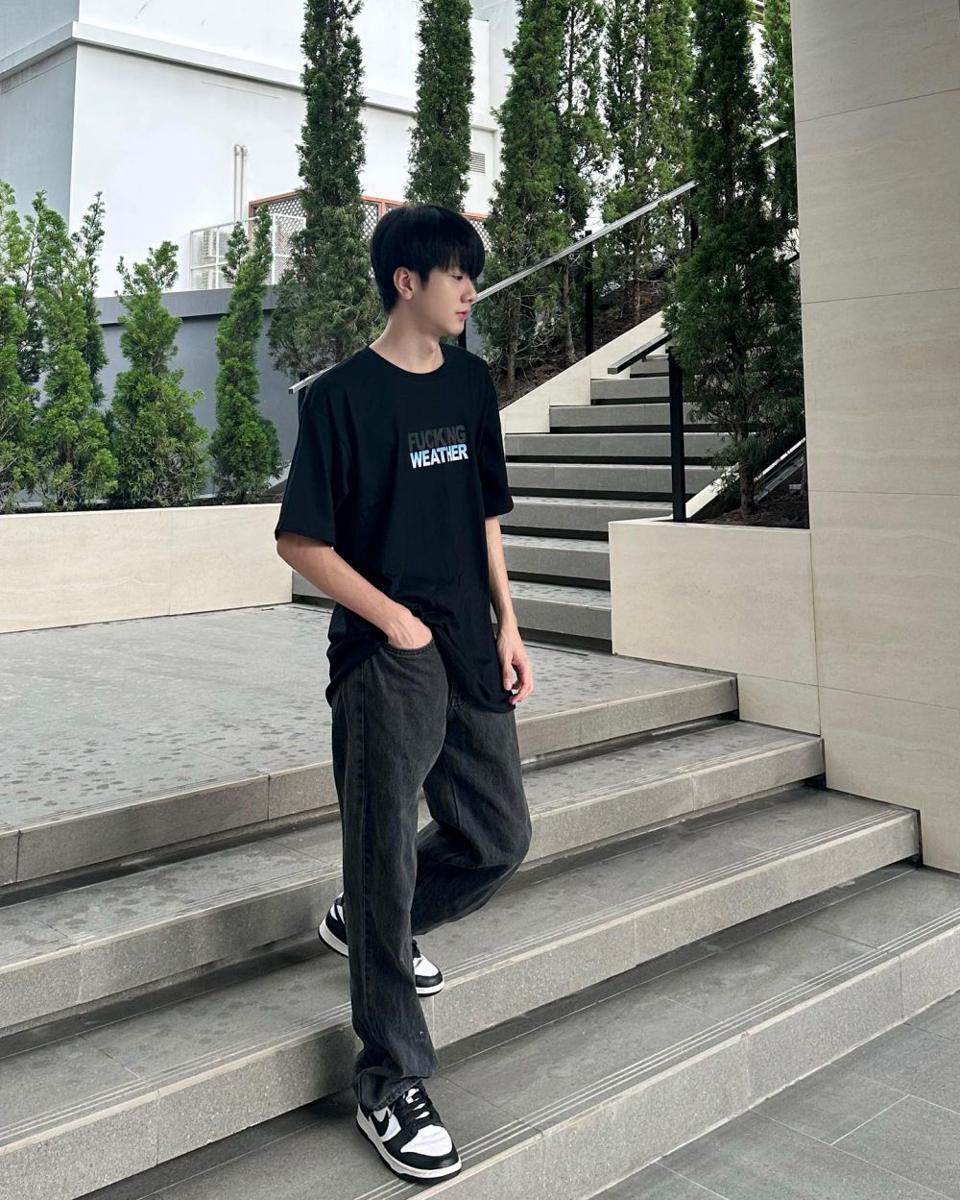 outfit nuansa hitam ala Save Worapong (instagram.com/savewrg)