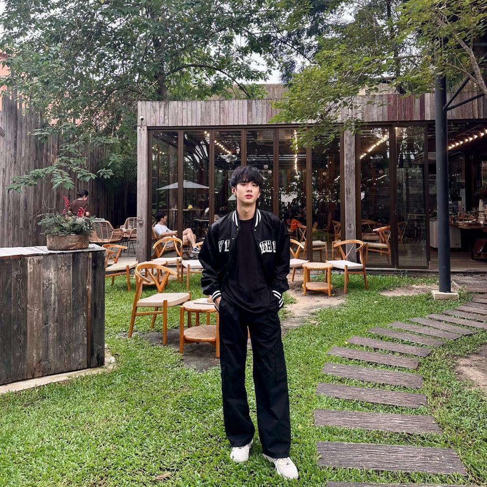 outfit nuansa hitam ala Save Worapong (instagram.com/savewrg)