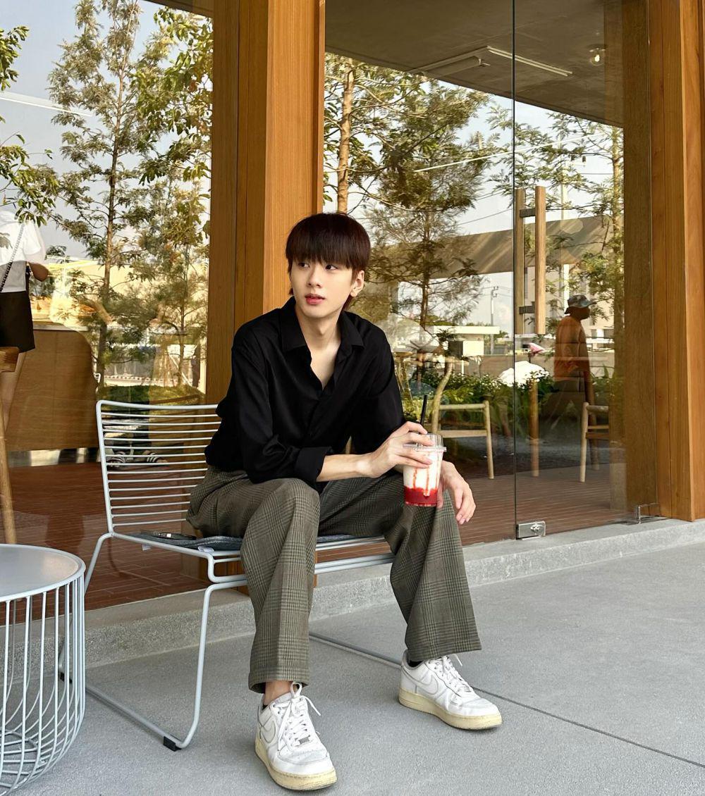 outfit nuansa hitam ala Save Worapong (instagram.com/savewrg)
