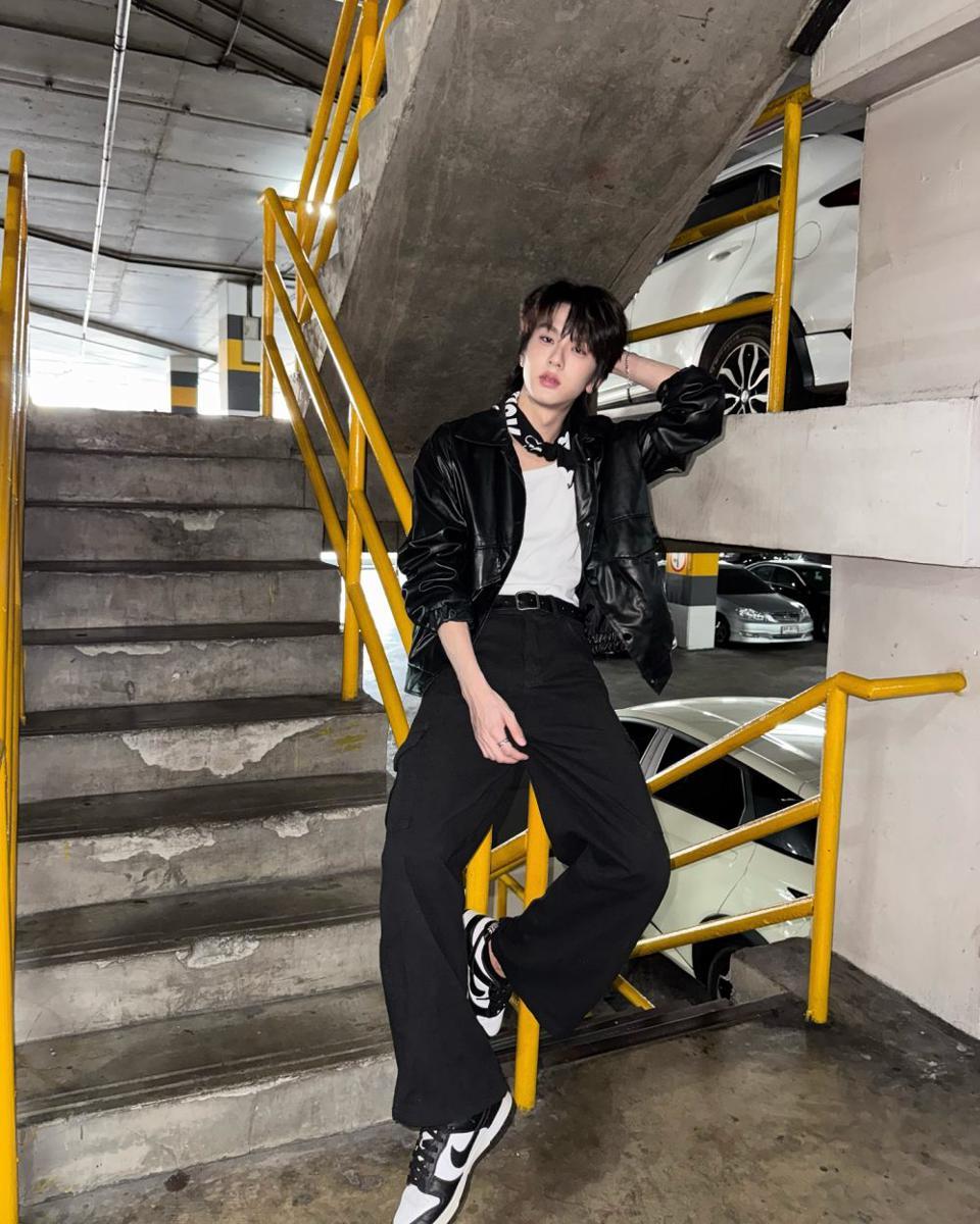outfit nuansa hitam ala Save Worapong (instagram.com/savewrg)