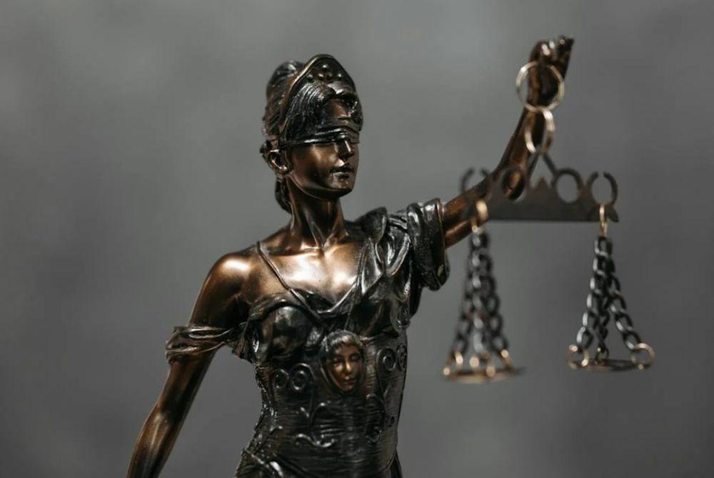 Ilustrasi hukum tanpa pandang bulu. (pexels.com/Pavel Danilyuk)
