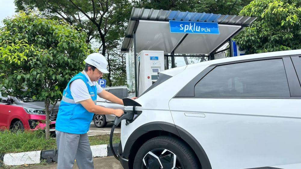 PLN Unit Induk Distribusi (UID) Jawa Tengah dan DI Yogyakarta mulai mengecek kesiapan Stasiun Pengisian Kendaraan Listrik Umum (SPKLU) dan Stasiun Pengisian Listrik Umum (SPLU) di jalur mudik di wilayah Jawa Tengah dan DI Yogyakarta. (dok. PLN)