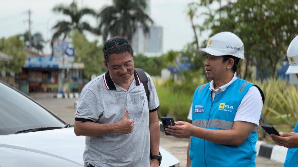 PLN Unit Induk Distribusi (UID) Jawa Tengah dan DI Yogyakarta mulai mengecek kesiapan Stasiun Pengisian Kendaraan Listrik Umum (SPKLU) dan Stasiun Pengisian Listrik Umum (SPLU) di jalur mudik di wilayah Jawa Tengah dan DI Yogyakarta. (dok. PLN)