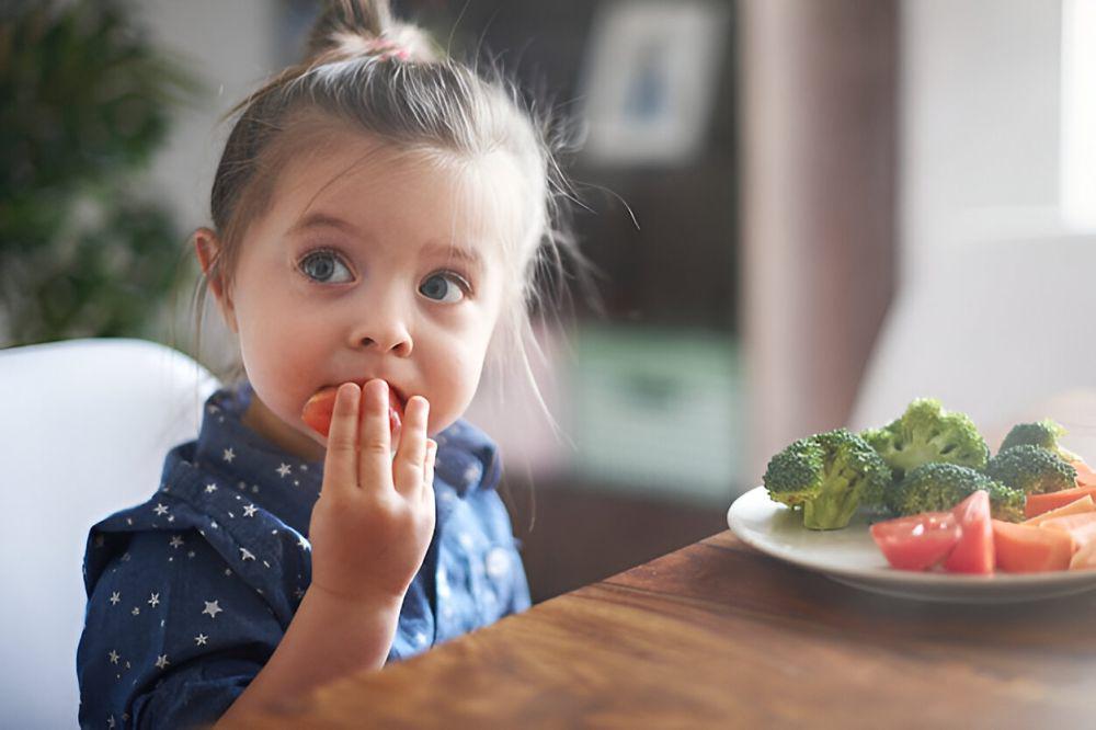 ilustrasi anak sedang makan (freepik.com/gpointstudio)