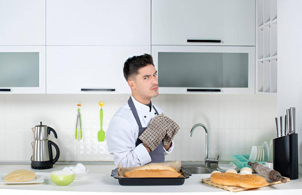 ilustrasi pria yang menyukai baking (freepik.com/KamranAydinov)