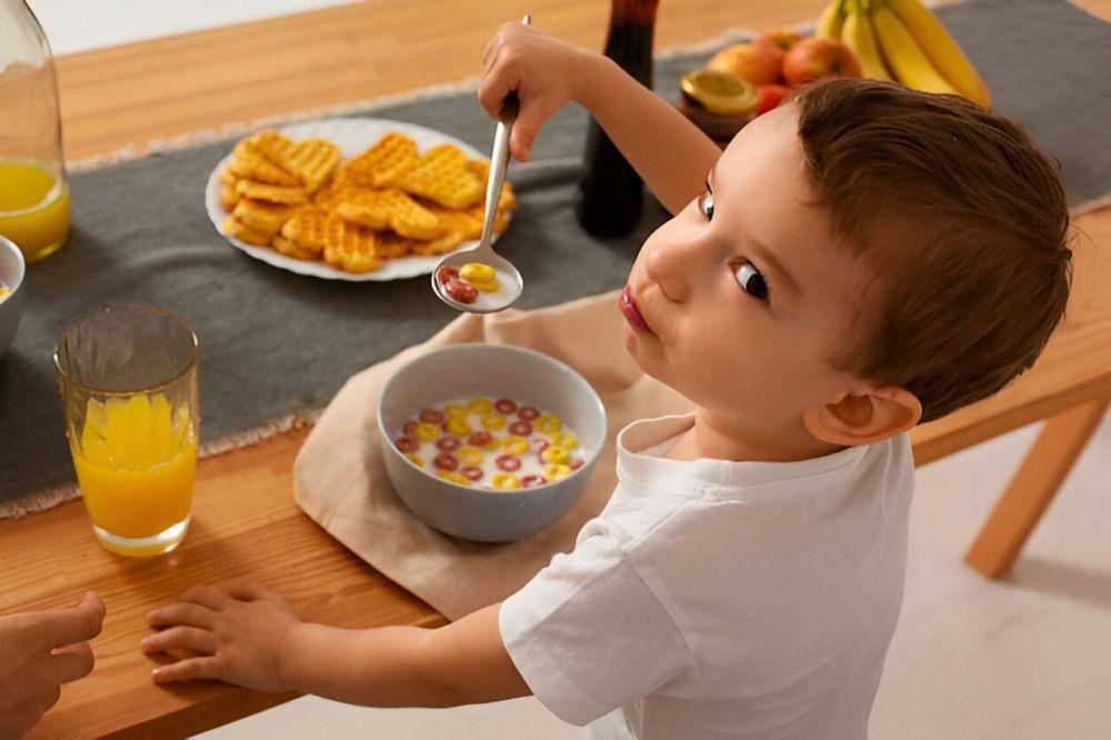 ilustrasi anak sedang makan (freepik.com/freepik)