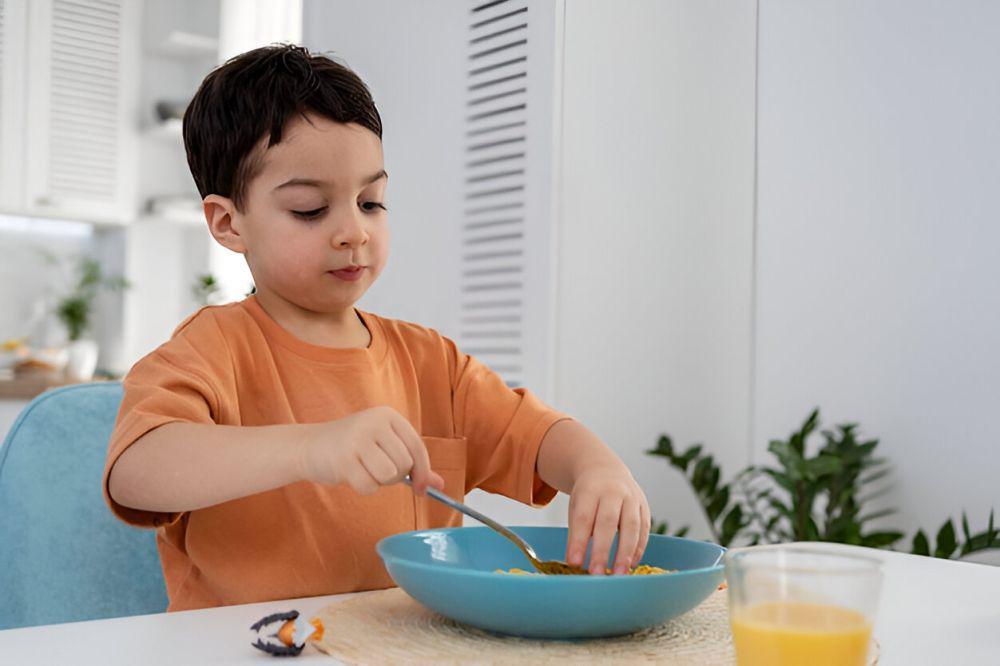 ilustrasi anak sedang makan (freepik.com/freepik)