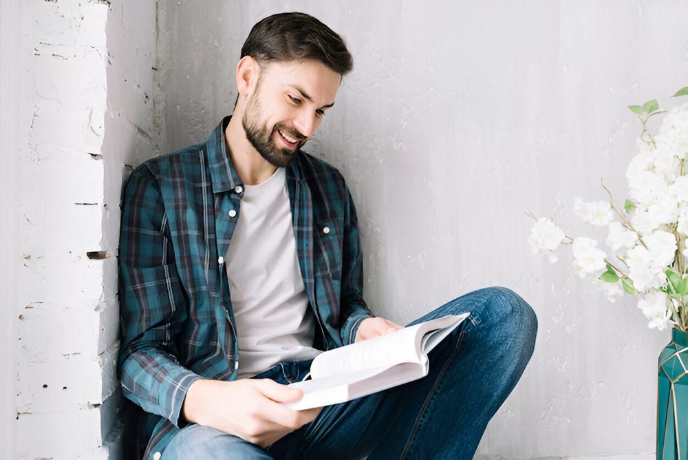 ilustrasi pria membaca buku (freepik.com/freepik)