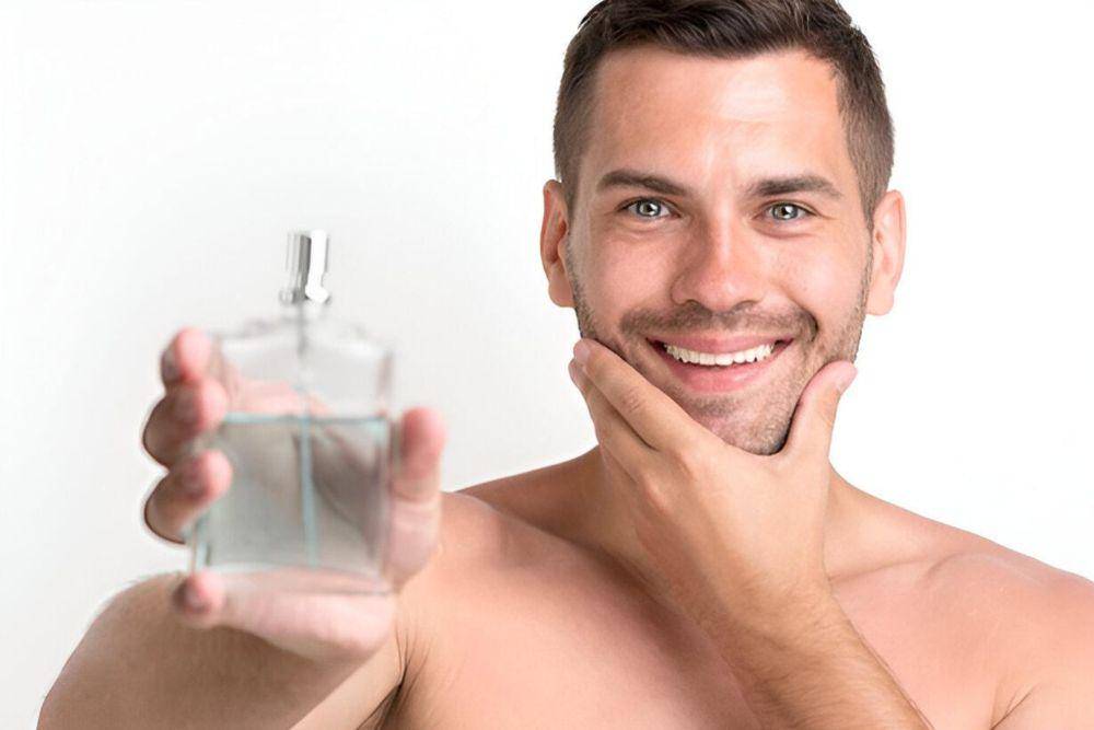 ilustrasi pria memegang parfum (freepik.com/freepik)