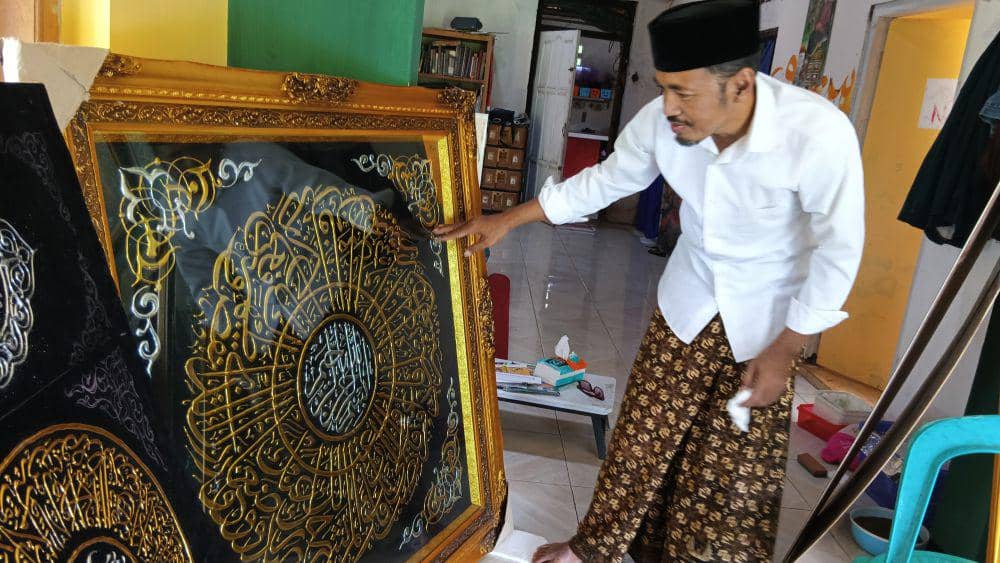 Komarudin menunjukkan pesanan kaligrafi. IDN Times/ Bramanta Pamungkas