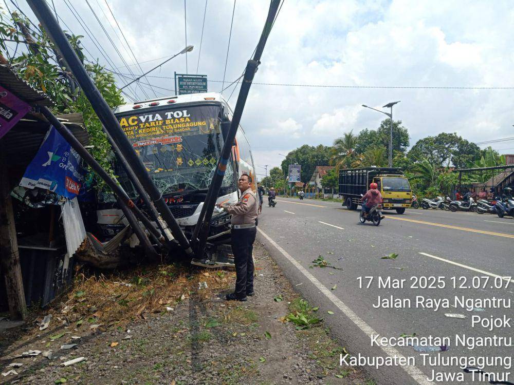 Kondisi bus Bagong yang menabrak tiang listrik di Tulungagung. IDN Times/ istimewa
