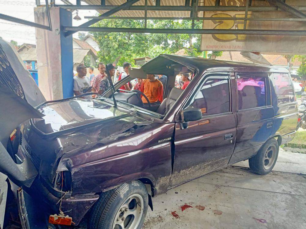 Kondisi mobil yang ditabrak bus Bagong di Tulungagung. IDN Times/ istimewa