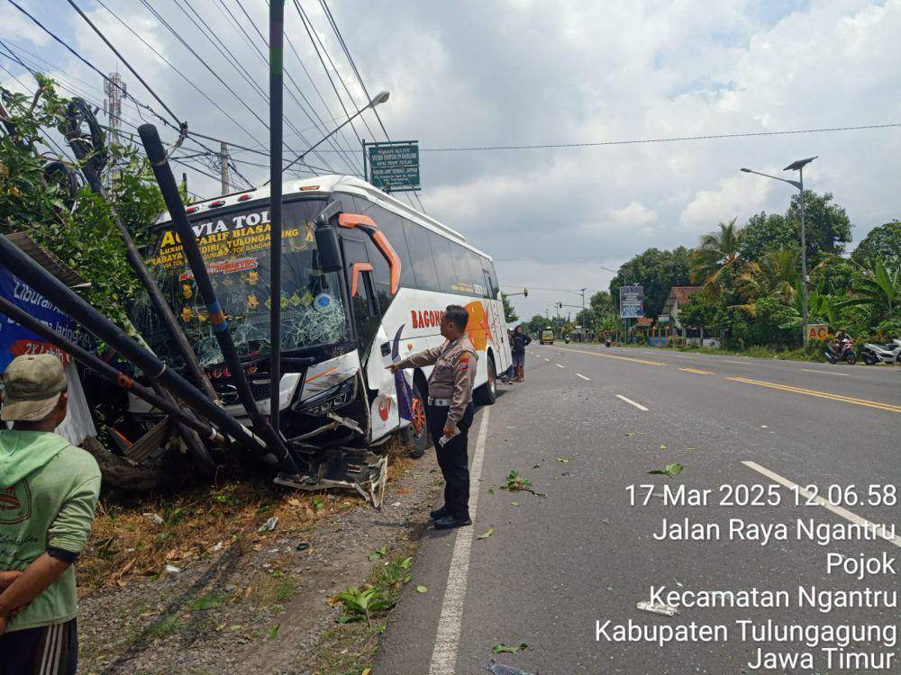 Kondisi bus Bagong yang menabrak tiang listrik di Tulungagung. IDN Times/ istimewa