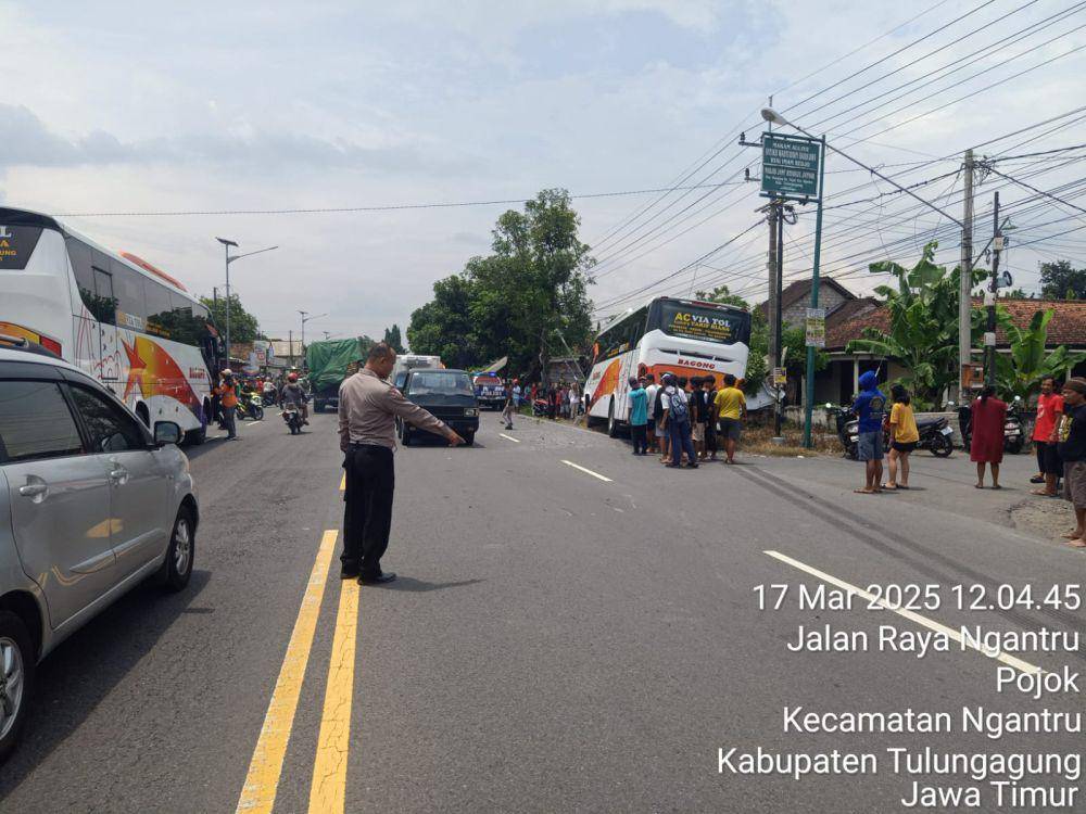 Kondisi bus Bagong yang menabrak tiang listrik di Tulungagung. IDN Times/ istimewa