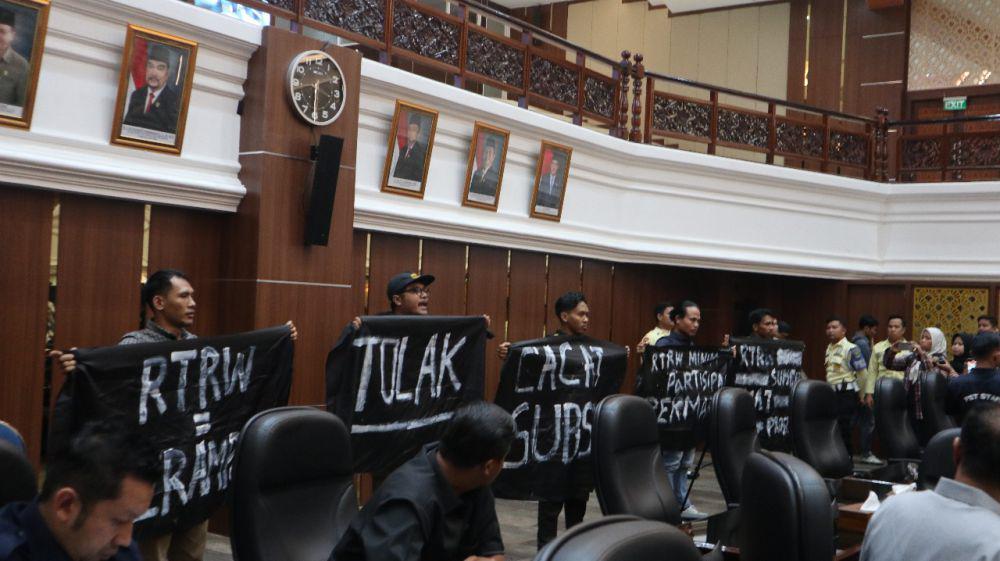 Koalisi Masyarakat Sipil Geruduk DPRD Sumbar saat Bahas Perda RTRW