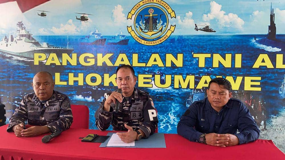 Dandenpomal Lanal Lhokseumawe, Mayor Laut (PM) A Napitupulu (tengah), dalam konferensi pers. (Dokumentasi warga untuk IDN Times)