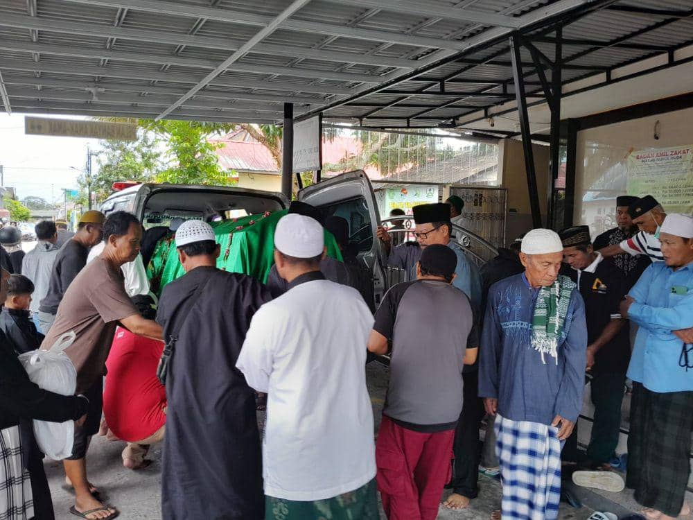 Warga berbondong-bondong mengantarkan jenazah Madurisa ke pemakaman. (dok. Istimewa)