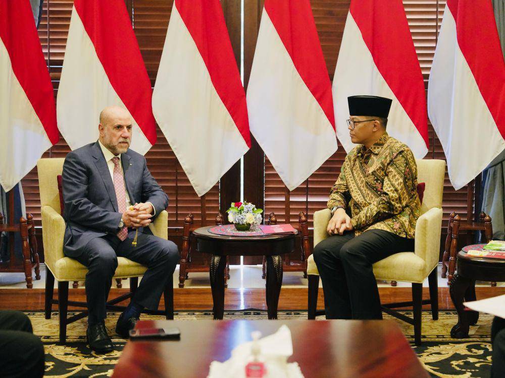 Menlu Sugiono bertemu dengan Utusan Khusus Presiden Palestina Mahmoud Al-Habbash di Jakarta. (Dok. Kemlu RI)