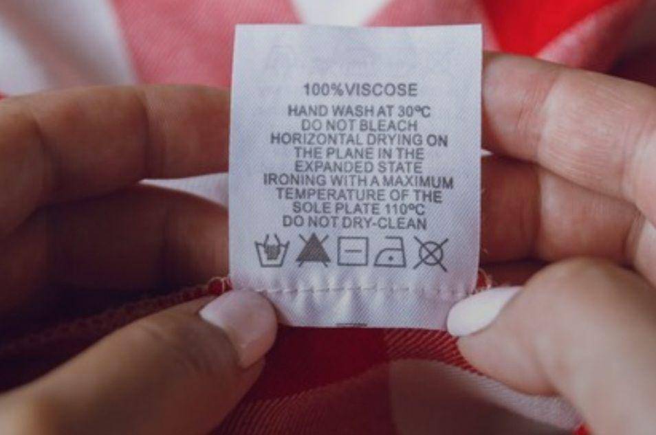 ilustrasi membaca label baju (freepik.com/perfectlab)
