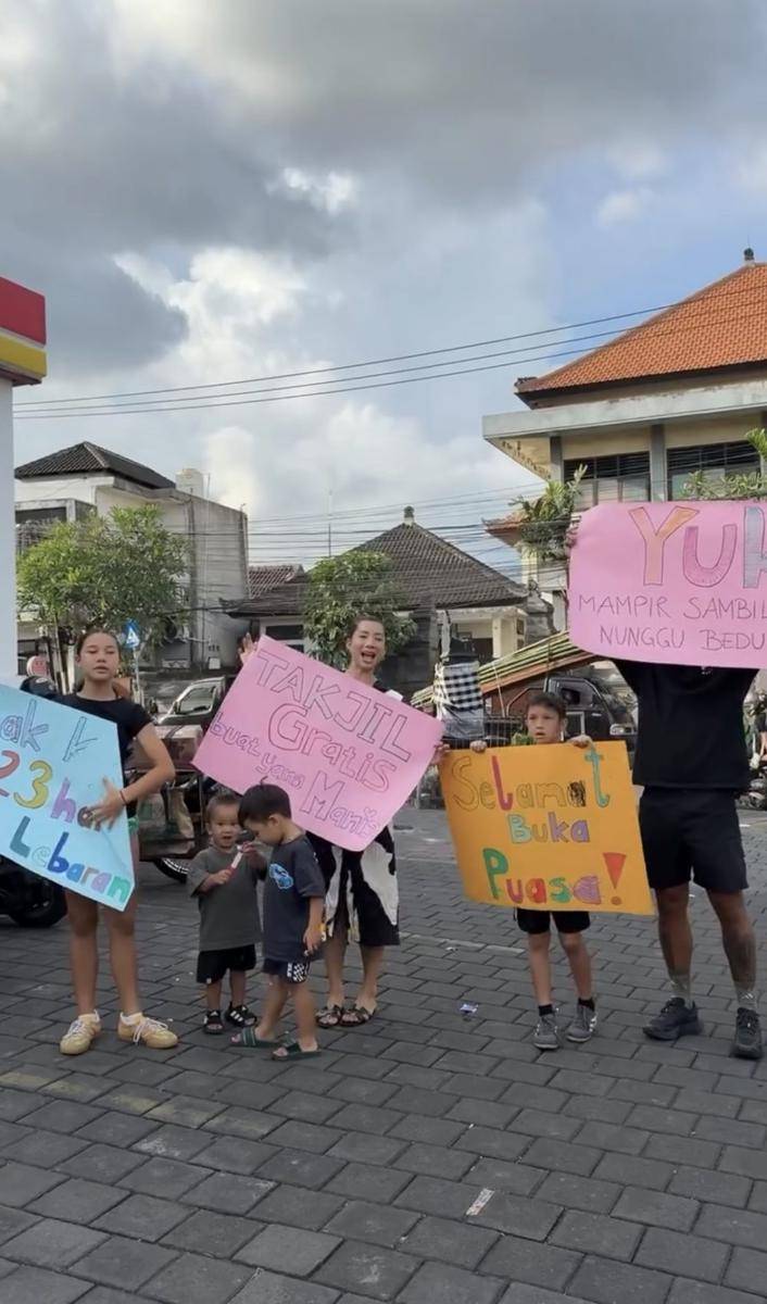 keluarga Jennifer Bachdim bagi-bagi takjil (instagram.com/jenniferbachdim)