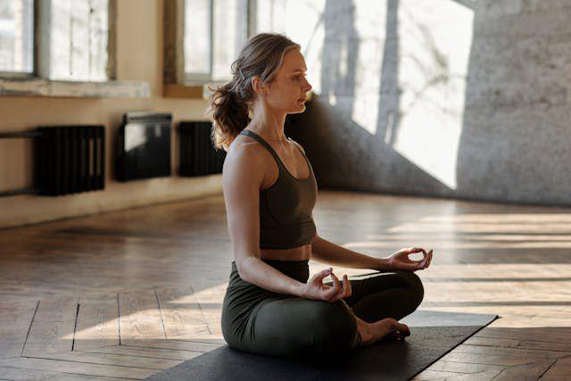 Ilustrasi seorang wanita sedang meditasi (Pexels.com/Cliff Booth)