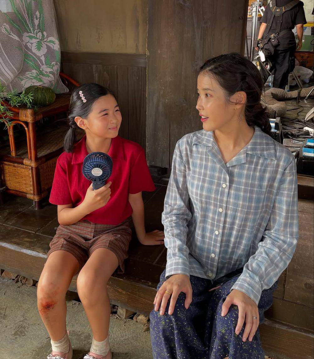 Lee A Ra dan IU di balik layar drama When Life Gives You Tangerines (instagram.com/dlwlrma)