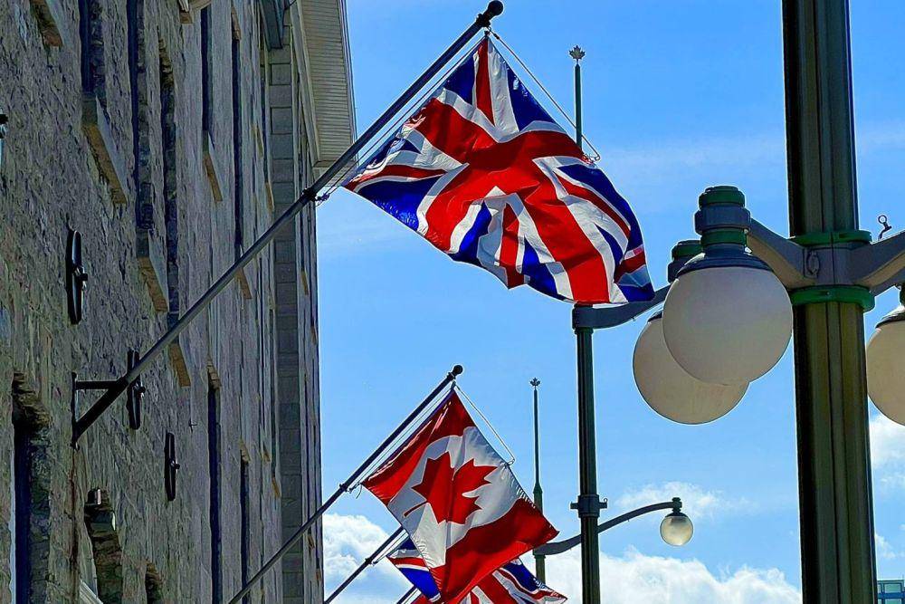 bendera Inggris dan Kanada pada Hari Persemakmuran, 14 Maret 2022 di Ottawa, Kanada (commons.wikimedia.org/OntarianMonarchist)