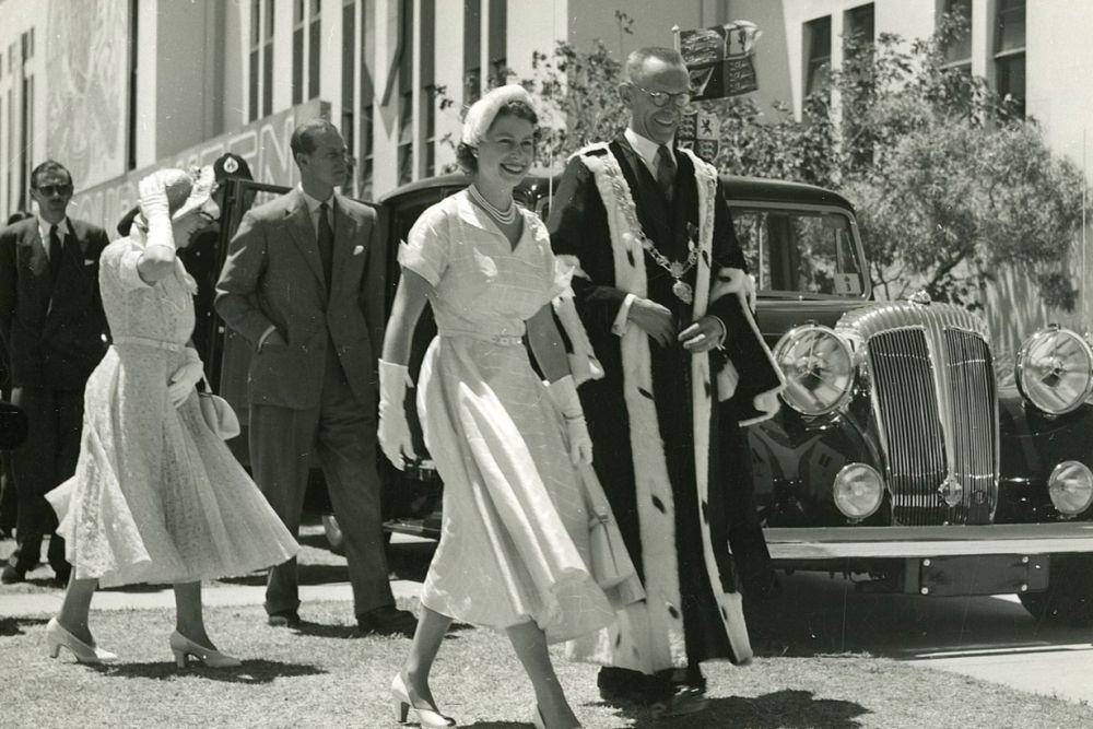 Ratu Elizabeth II saat mengunjungi Kerajaan Selandia Baru pada 1953 bersama Wali Kota Gisborne Harry Barker dan Duke of Edinburgh. (commons.wikimedia.org/Archives New Zealand)