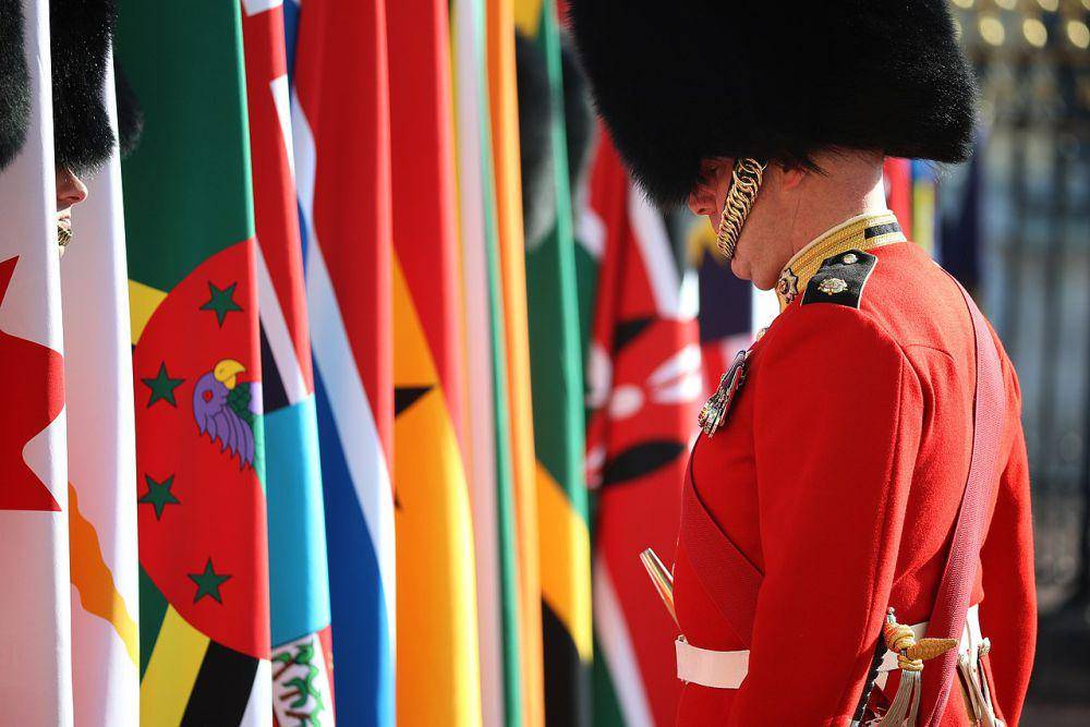 Sersan Mayor Garrison (GSM) memeriksa Pembawa Bendera Batalyon 1 Coldstream Guards yang mengibarkan bendera dari 53 Negara Persemakmuran di halaman depan Istana Buckingham di London pada 19 April 2018. (commons.wikimedia.org/Owen Cooban)