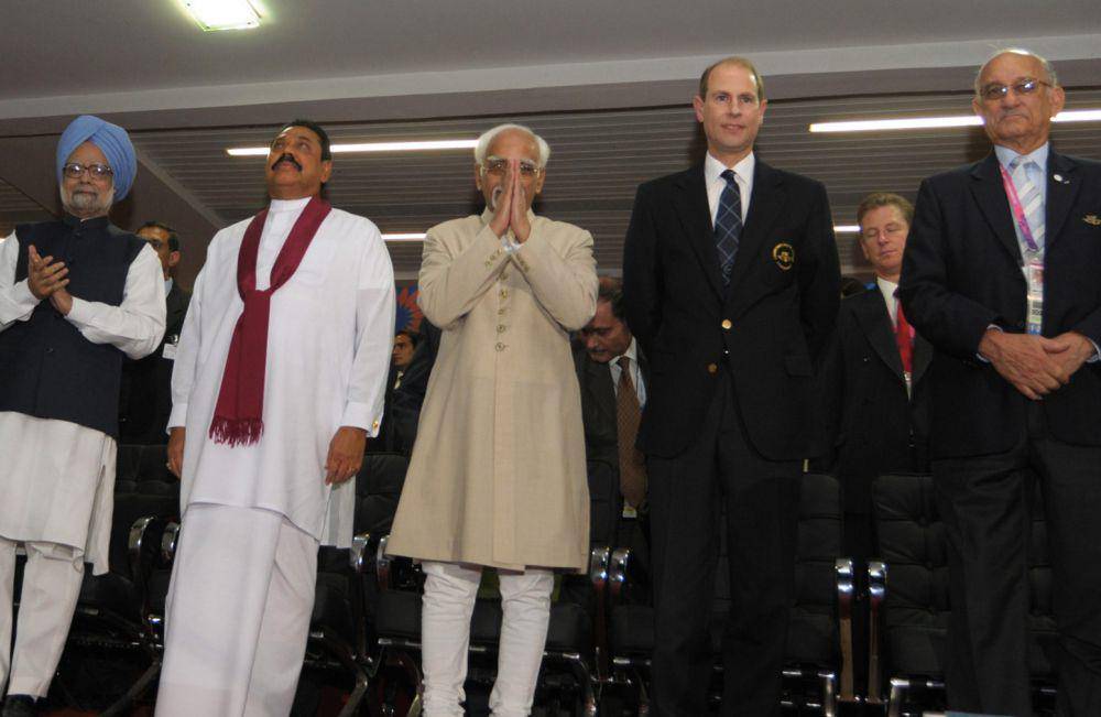 Presiden Sri Lanka, Tn. Mahinda Rajapaksa, Pangeran Edward, Earl of Wessex, Wakil Presiden, Shri Mohd. Hamid Ansari, Perdana Menteri, Dr. Manmohan Singh dan Presiden, CGF, Tn. Michael Fennell dalam upacara penutupan Pesta Olahraga Persemakmuran XIX 2010-Delhi, di Stadion Jawaharlal Nehru, di New Delhi pada 14 Oktober 2010. (commons.wikimedia.org/Vice President's Secretariat)
