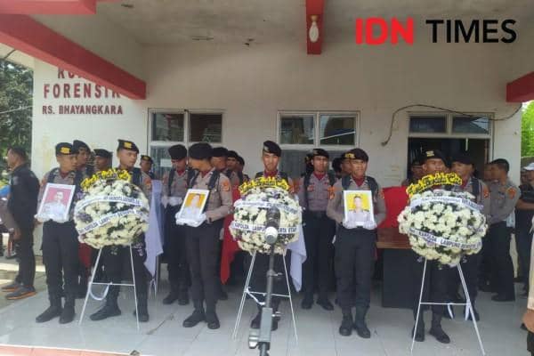 Potret jenazah tiga anggota Polri jelang diberangkatkan ke rumah duka, Selasa (18/3/2025).  (IDN Times/Martin L Tobing)