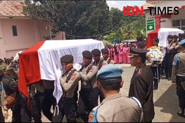 Pelepasan tiga anggota Polri gugur saat bertugas. Mereka dibawa dari RS Bhayangkara Bandar Lampung menuju rumah duka dan persemayaman terakhir, Selasa (18/3/2025). (IDN Times/Martin L Tobing).