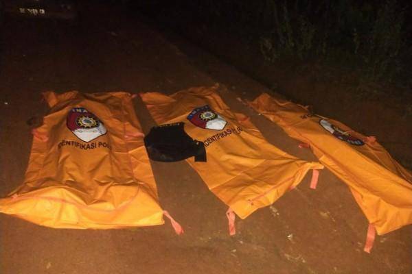 Penampakan ketiga jasad anggota Polres Way Kanan dalam kantong jenazah tewas dalam penggerebekan lokasi sabung ayam. (IDN Times/Istimewa).