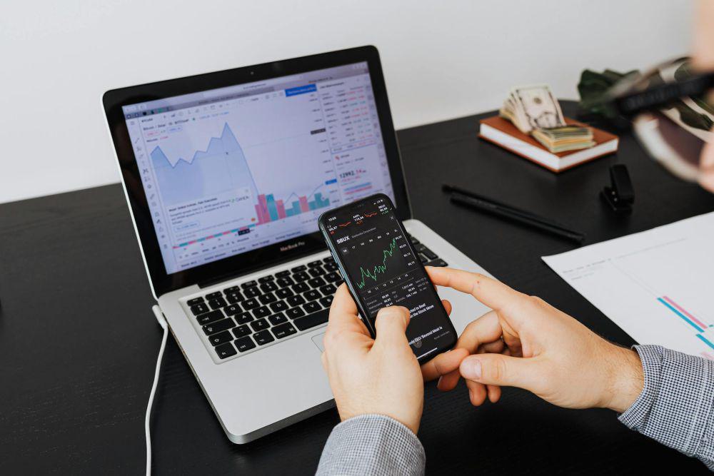 ilustrasi investasi (pexels.com/Photo By: Kaboompics.com)