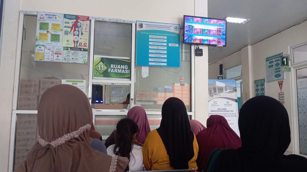 Warga saat antri pengambilan obat di Puskesmas sakra (IDN Times/Ruhaili)