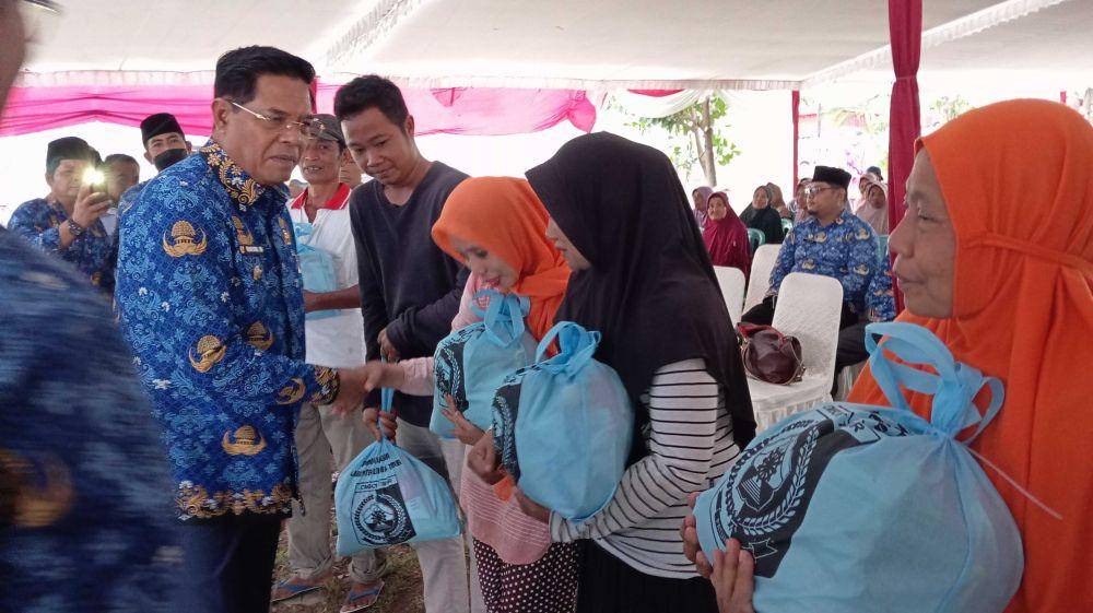 Bupati Lotim, Haerul Warisin saat membagikan program paket sembako(IDN Times/Ruhaili)