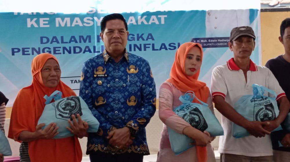 Bupati Lotim saat melaunching program paket sembako(IDN Times/Ruhaili)