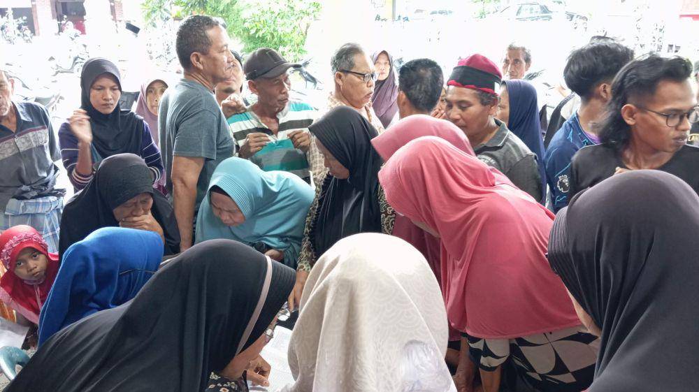 Warga sasaran penerima manfaat paket sembako (IDN Times/Ruhaili)